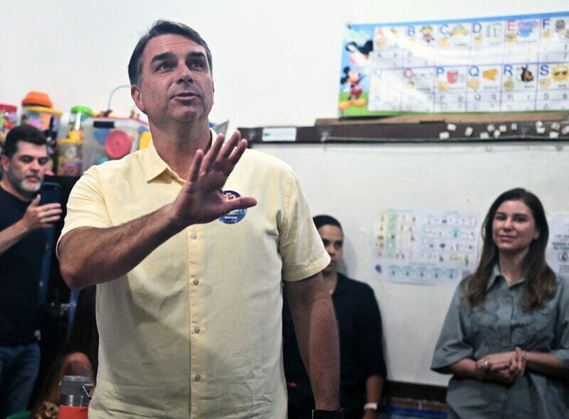 Flávio Bolsonaro vota no Rio de Janeiro na manhã do segundo turno das eleições
