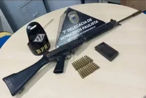 Fuzil calibre 7,62 recuperado no Recife após desaparecimento de soldado do Exército, imagem publicada pelo Pernambuco Notícias