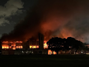 Incêndio de grandes proporções atinge prédio da UFPE no Recife