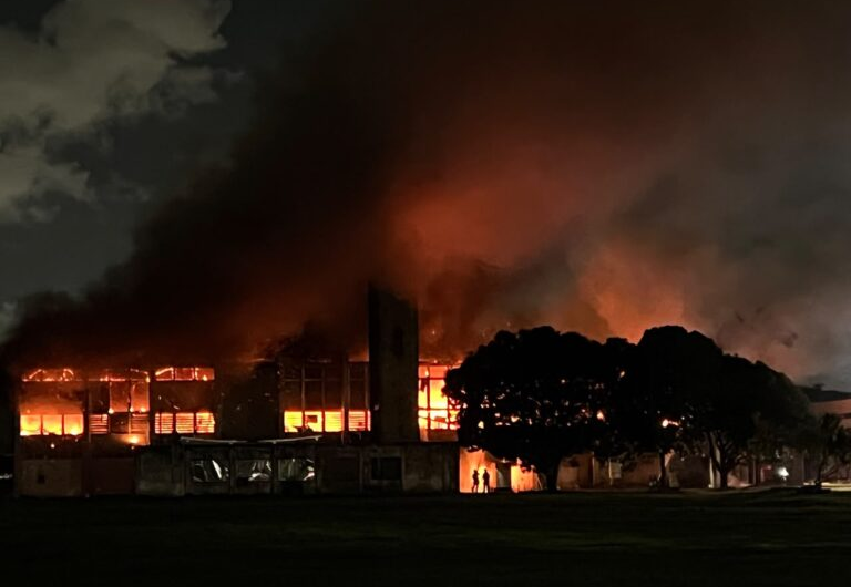 Incêndio de grandes proporções atinge prédio da UFPE no Recife