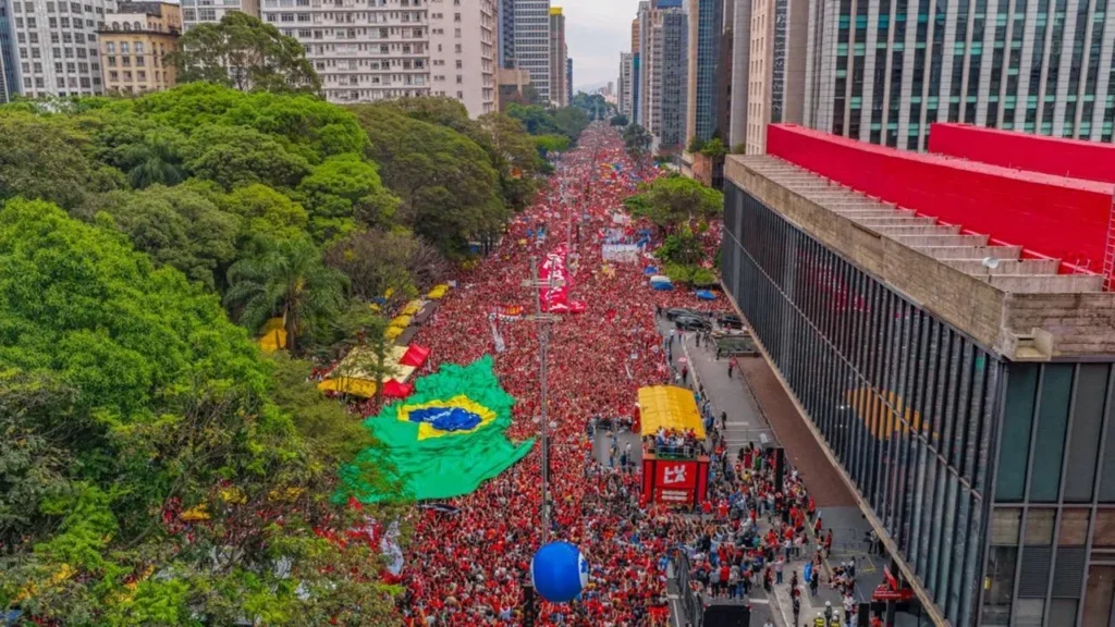 Presidente Lula participa de manifestação na Avenida Paulista em São Paulo em 11 de outubro de 2026