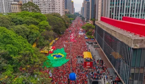 Lula participa de ato na Avenida Paulista e pede mobilização de eleitores para o segundo turno