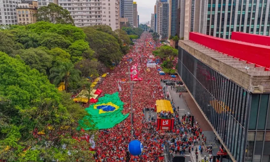 Presidente Lula participa de manifestação na Avenida Paulista em São Paulo em 11 de outubro de 2026