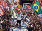 Presidente Lula durante caminhada de campanha em Copacabana no Rio de Janeiro