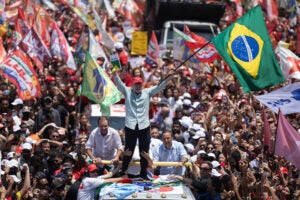 Presidente Lula durante caminhada de campanha em Copacabana no Rio de Janeiro