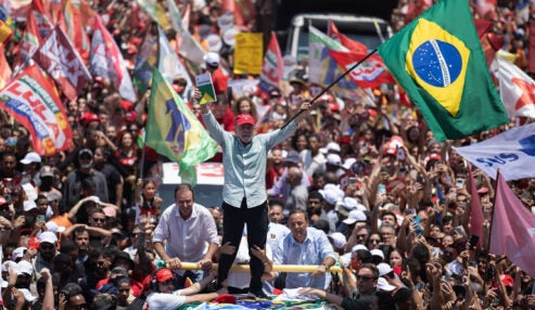 Em ato no Rio, Lula critica Flávio Bolsonaro e volta a mencionar morte de menina durante debate