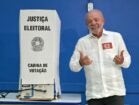 Lula durante votação em São Bernardo do Campo no segundo turno das eleições