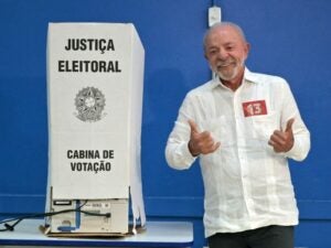 Lula durante votação em São Bernardo do Campo no segundo turno das eleições