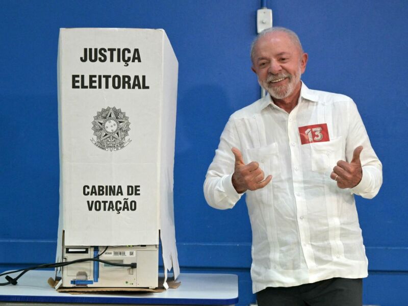 Lula durante votação em São Bernardo do Campo no segundo turno das eleições
