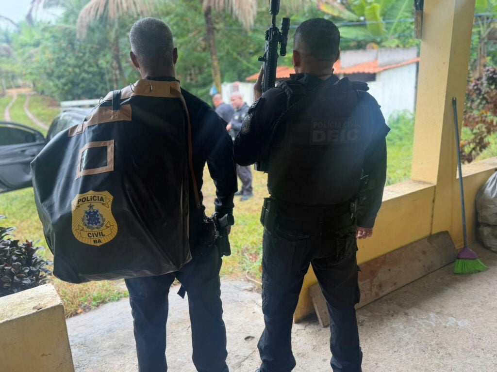 Imagem da Polícia Civil da Bahia referente à Operação Sombras da Madrugada que prendeu PM investigado por homicídios em Santo Amaro