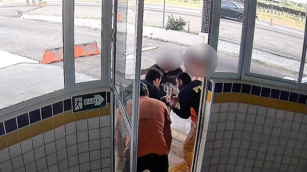 Imagem divulgada sobre o atendimento da PRF a uma bebê engasgada na BR-428 em Petrolina