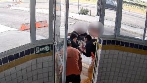 Imagem divulgada sobre o atendimento da PRF a uma bebê engasgada na BR-428 em Petrolina