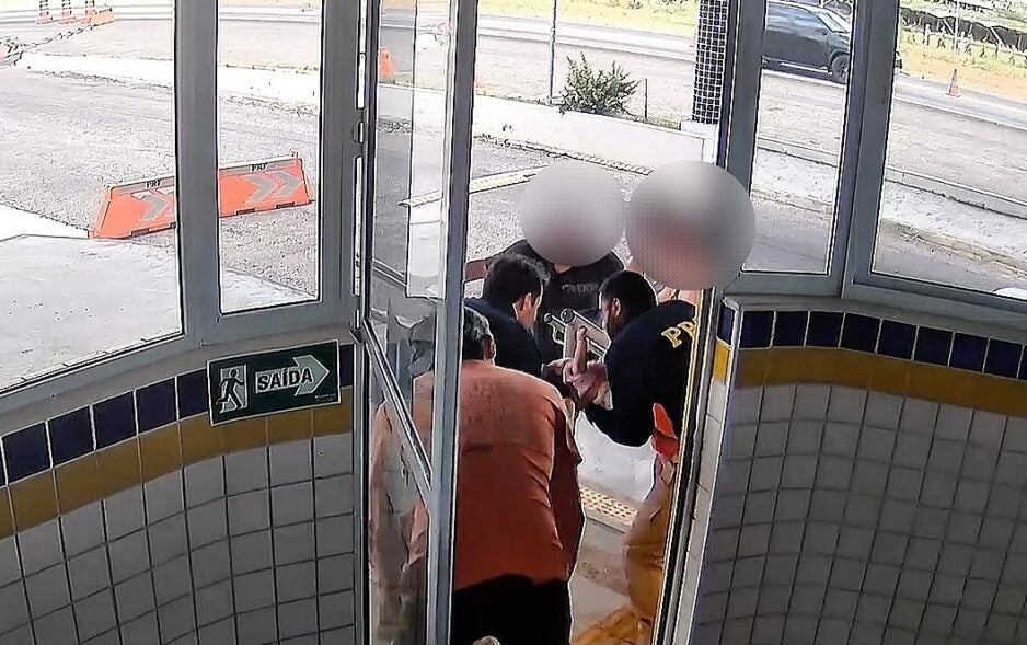 Bebê de três meses é salva por policiais da PRF após engasgar e parar de respirar em Petrolina