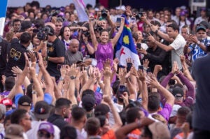 Raquel Lyra durante ato político em Pernambuco