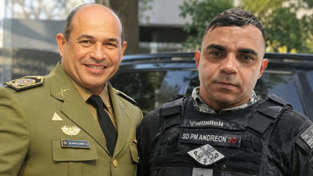 Ilustração gerada por inteligência artificial referente ao resgate de criança por policial militar em Delmiro Gouveia