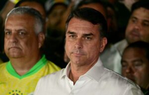 Fotografia da cobertura eleitoral publicada pela Folha de Pernambuco sobre esclarecimento do TSE a respeito da fiscalização da apuração