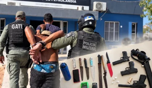 Dois homens são conduzidos à delegacia após apreensão de armas brancas, simulacros e entorpecentes em Petrolândia