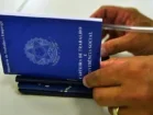 Carteira de Trabalho ilustrando as 1.370 vagas de emprego divulgadas pela Sedepe em Pernambuco