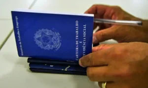Carteira de Trabalho ilustrando as 1.370 vagas de emprego divulgadas pela Sedepe em Pernambuco