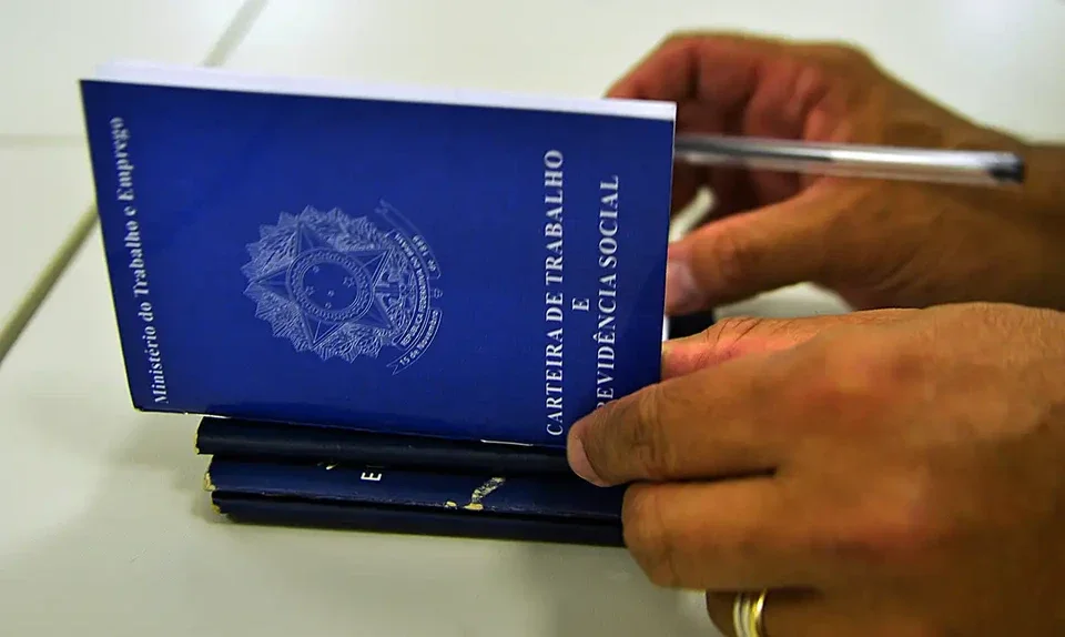 Carteira de Trabalho ilustrando as 1.370 vagas de emprego divulgadas pela Sedepe em Pernambuco