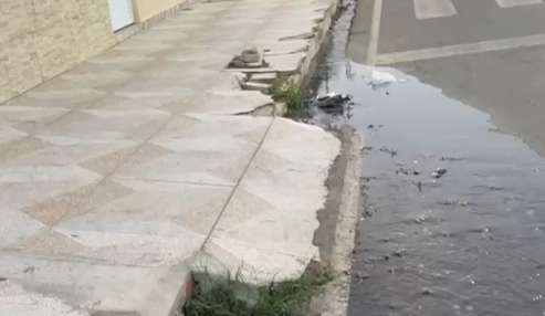 Moradores denunciam esgoto estourado e cobram providências na Avenida Lídia Aragão, em Petrolândia