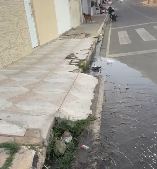 Moradores denunciam esgoto estourado e cobram providências na Avenida Lídia Aragão, em Petrolândia