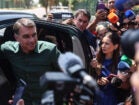 Flávio Bolsonaro fala com a imprensa após visitar Jair Bolsonaro em Brasília, em 13 de outubro de 2026. Foto: Gabriela Biló/Folhapress.