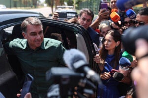 Flávio Bolsonaro fala com a imprensa após visitar Jair Bolsonaro em Brasília, em 13 de outubro de 2026. Foto: Gabriela Biló/Folhapress.