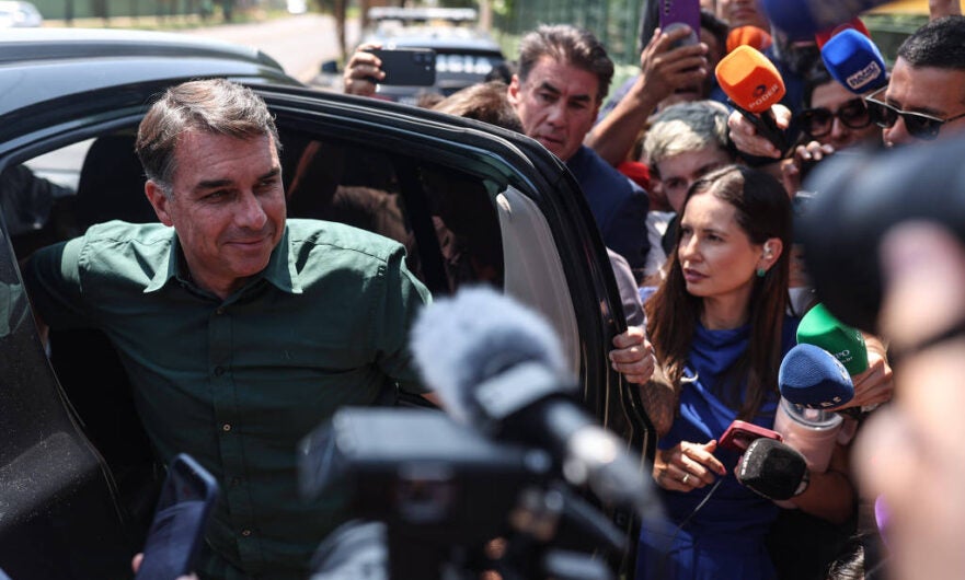 Flávio Bolsonaro fala com a imprensa após visitar Jair Bolsonaro em Brasília, em 13 de outubro de 2026. Foto: Gabriela Biló/Folhapress.