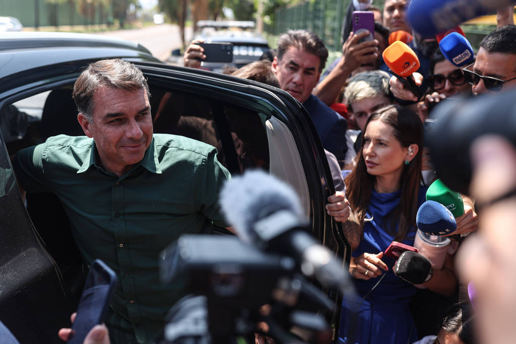 Flávio Bolsonaro fala com a imprensa após visitar Jair Bolsonaro em Brasília, em 13 de outubro de 2026. Foto: Gabriela Biló/Folhapress.