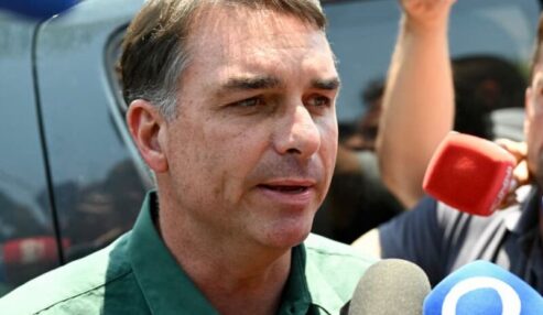 Flávio Bolsonaro volta atrás e confirma participação em debate contra Lula na Band