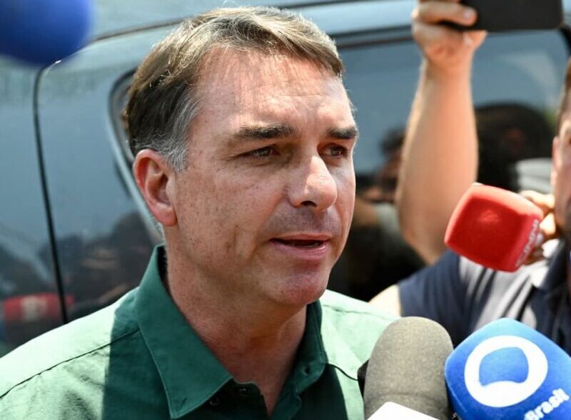 Flávio Bolsonaro volta atrás e confirma participação em debate contra Lula na Band