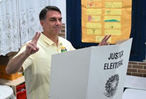 Flávio Bolsonaro vota no Rio de Janeiro nas Eleições 2026