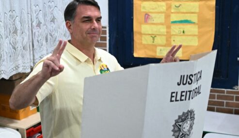 Flávio Bolsonaro vota no Rio de Janeiro neste domingo de Eleições 2026