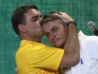Flávio Bolsonaro abraça Jair Bolsonaro