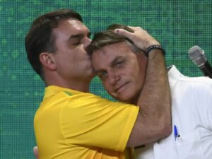 Flávio Bolsonaro abraça Jair Bolsonaro