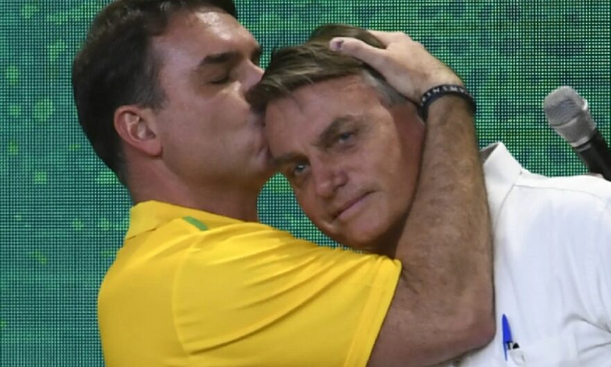Flávio Bolsonaro abraça Jair Bolsonaro