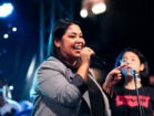 Cantora gospel Gisele Nascimento durante apresentação musical em imagem de arquivo