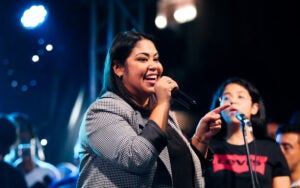 Cantora gospel Gisele Nascimento durante apresentação musical em imagem de arquivo
