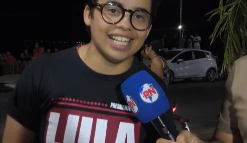 Animador do arrastão pró-Lula em Petrolândia, Léo Lins destaca emoção e gratidão por participar da campanha presidencial