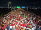 Lula durante travessia da ponte entre Juazeiro e Petrolina acompanhado de lideranças