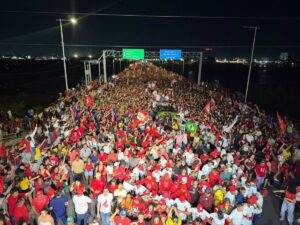 Lula durante travessia da ponte entre Juazeiro e Petrolina acompanhado de lideranças