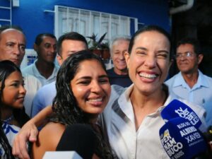 Raquel Lyra durante entrega de casas reformadas pelo programa Reforma no Lar no Recife
