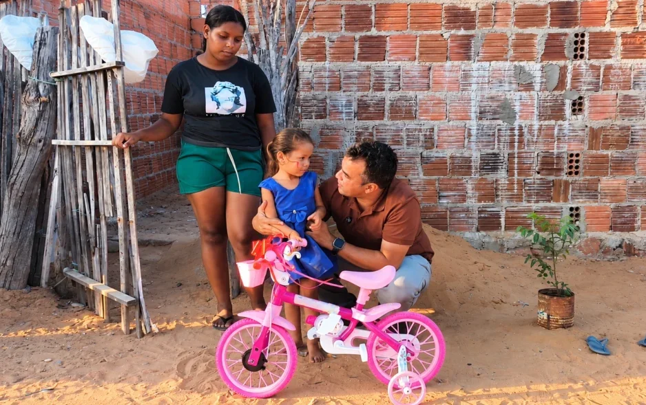 Solidariedade: Repórter Alex Santos realiza sonho da pequena Sofia, de 3 anos, e entrega bicicleta em Petrolândia