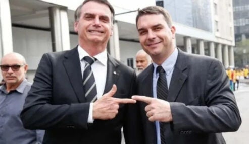 Flávio Bolsonaro visitará Jair Bolsonaro nesta terça-feira após autorização de Moraes