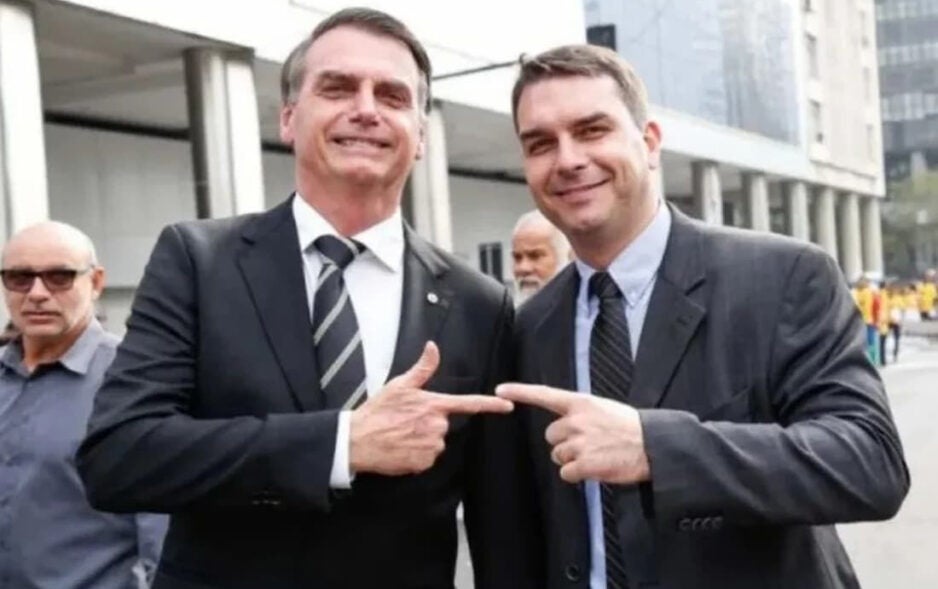 Flávio Bolsonaro visitará Jair Bolsonaro nesta terça-feira após autorização de Moraes
